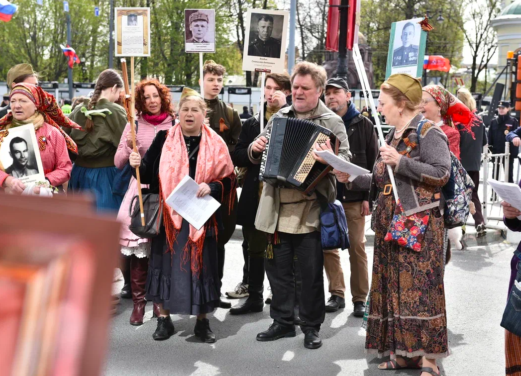 Фото Новосибирский фотограф запечатлел шествие «Бессмертного полка» в Санкт-Петербурге 7